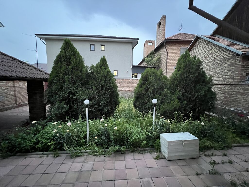 190 м², 6 комнат, Бронированные двери, Парковка, Забор, огорожен