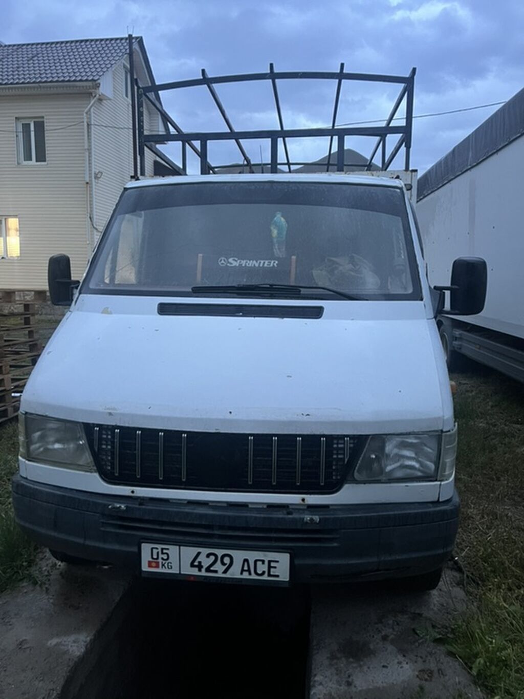 Грузовой бортовой фургон Mercedes-Benz Sprinter (кабина с правым рулем