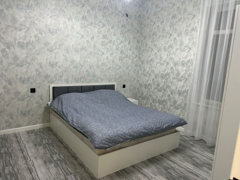 Hovuzlu müstəqil həyət evi - Geniş, işıqlı həyət: dekorativ döşəmə