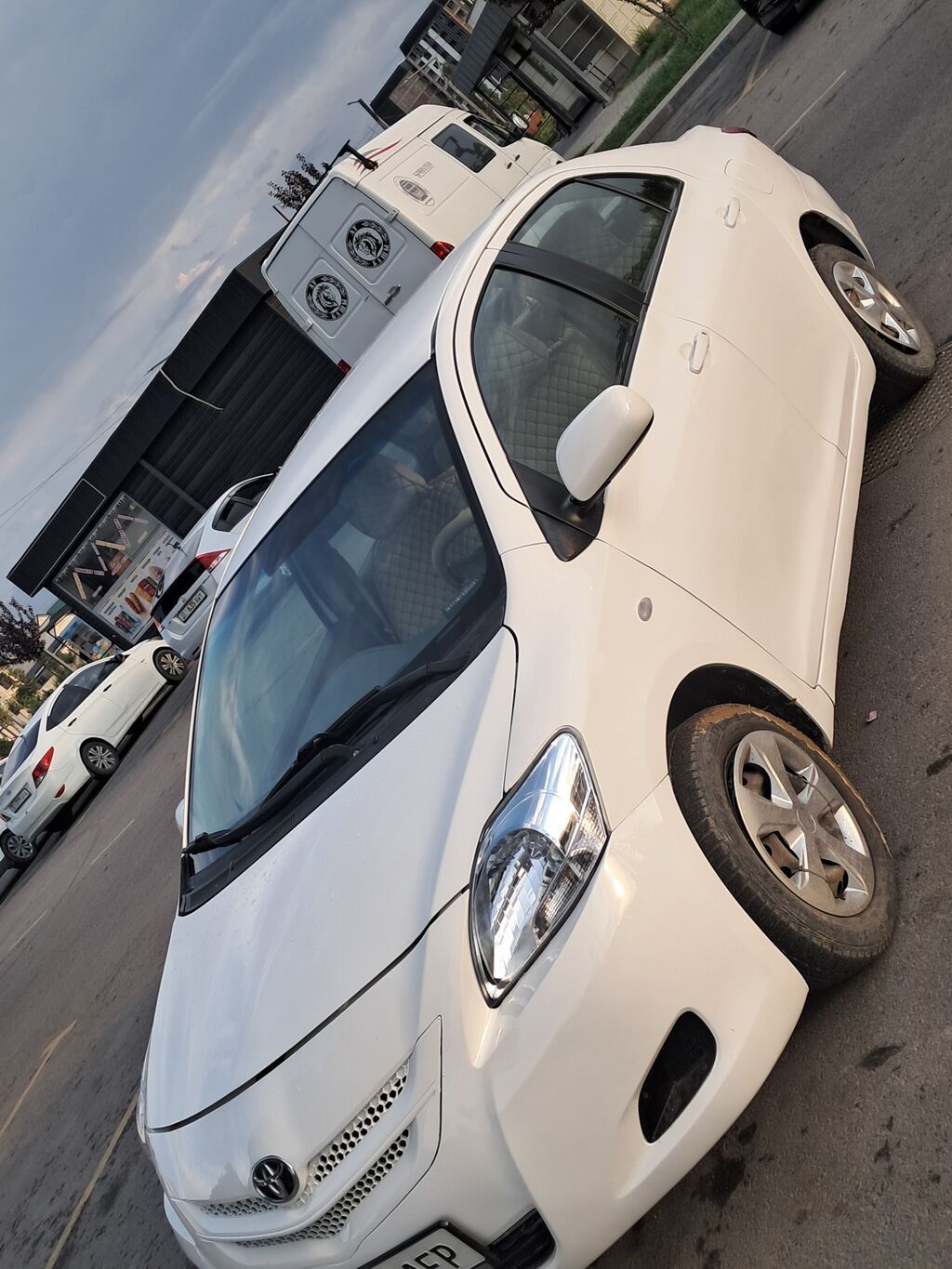 Toyota Yaris: 2009 г., 1.3 л, Автомат, Седан: фото 3