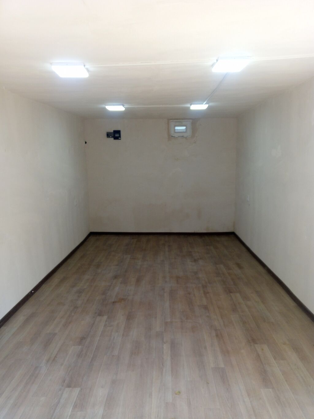 Ecemi metrosuna yaxin,goz klinikasi,ellilerin berpa merkezine yaxin