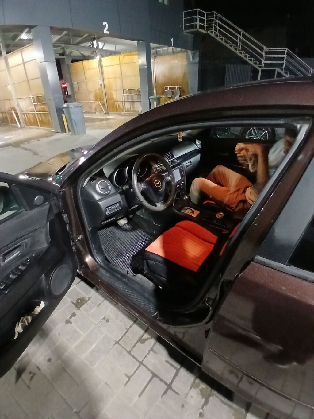 Mazda 3: 2004 г., 1.8 л, Автомат, Бензин, Седан: фото 3