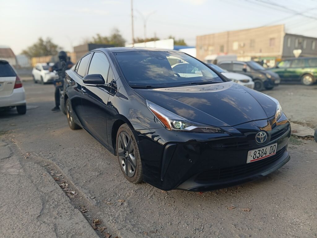 Toyota Prius: 2020 г., 1.8 л, Гибрид, Хэтчбэк: фото 2