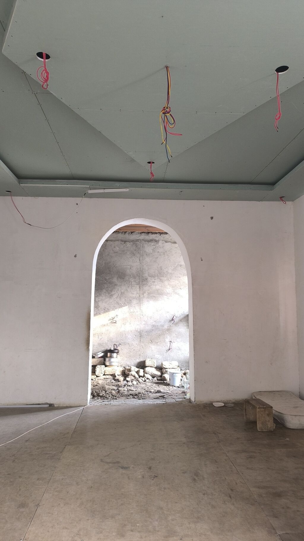 2 mərtəbəli həyət evi - Künc sahədə yerləşən, hündür hasarlı həyət və