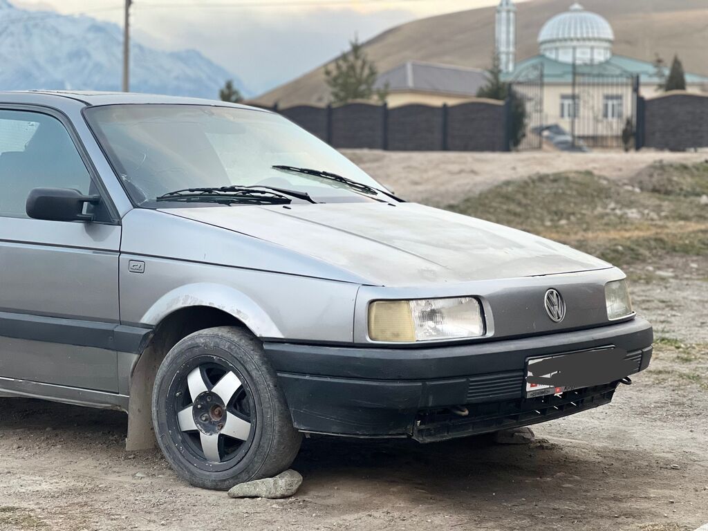 Volkswagen Passat: 1989 г., 1.8 л, Механика, Бензин, Седан: фото 1
