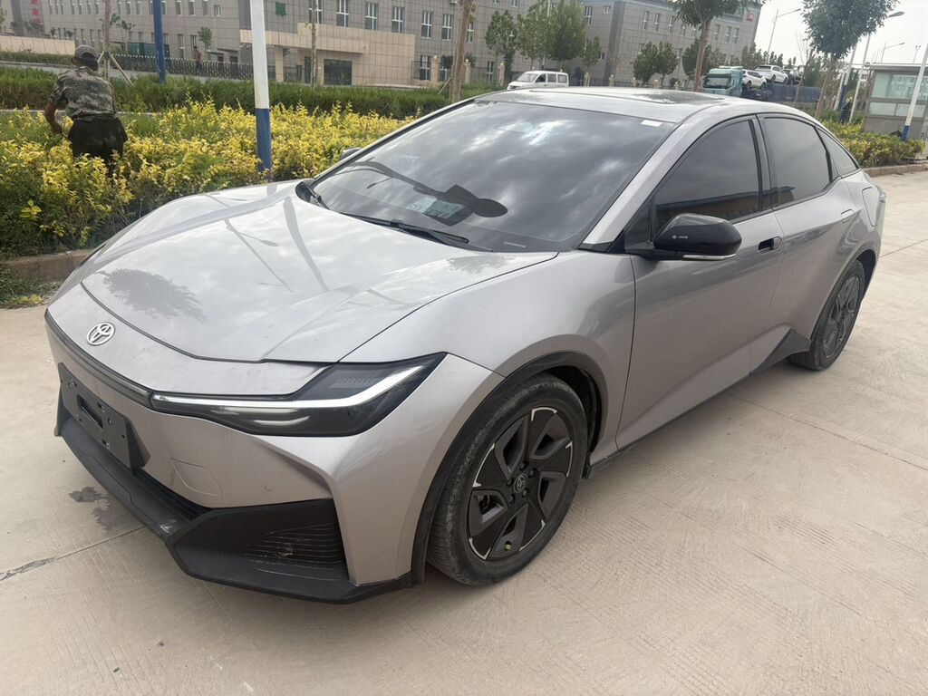 Toyota bZ3: 2023 г., Автомат, Электромобиль, Лифтбек: фото 2