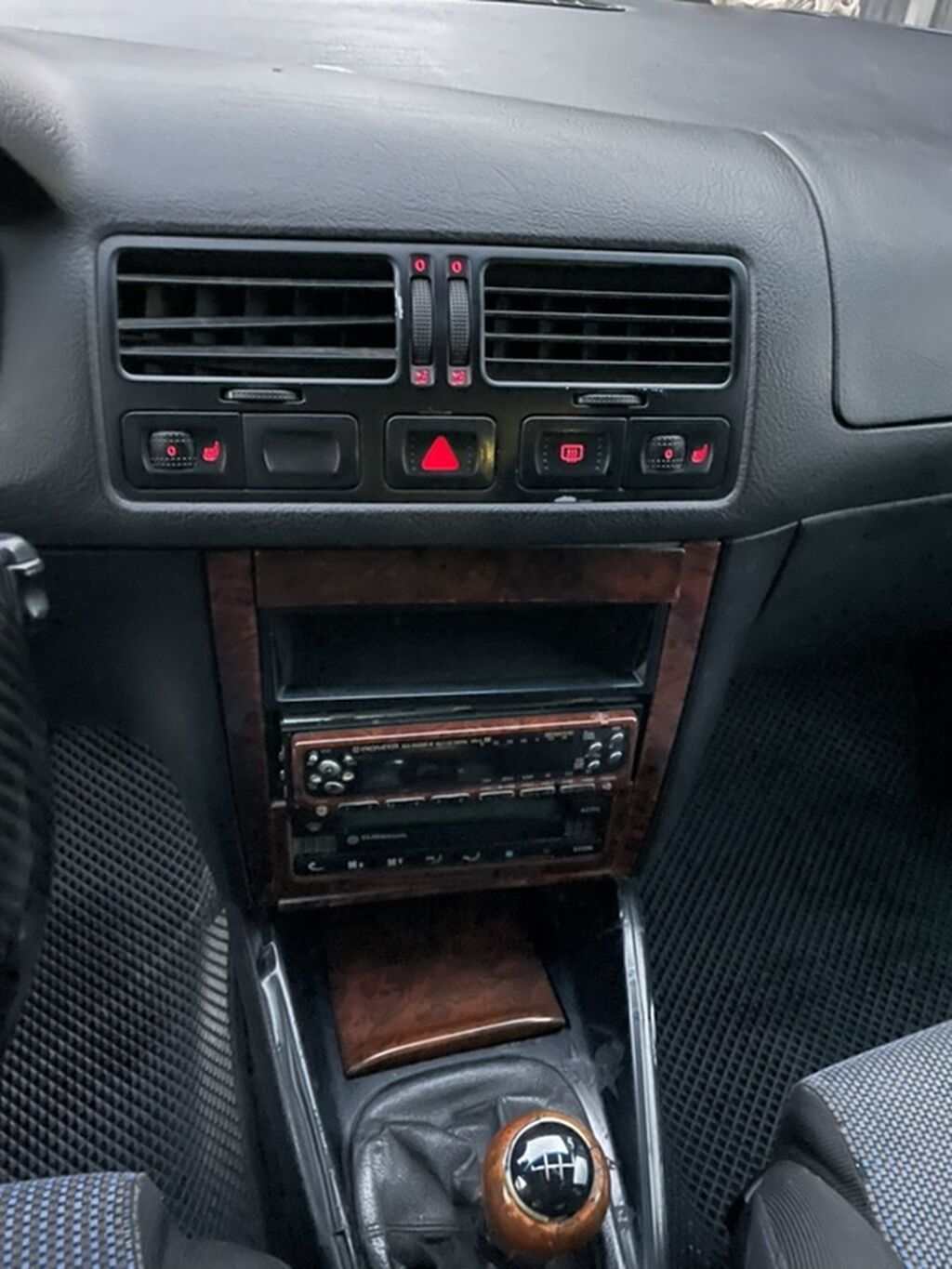 Volkswagen Bora: 1999 г., 2 л, Бензин, Седан: фото 8