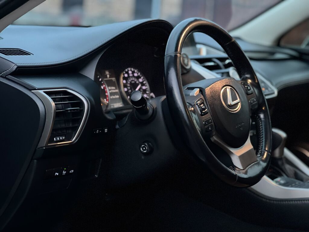 Lexus NX: 2016 г., 2 л, Бензин, Кроссовер: фото 8