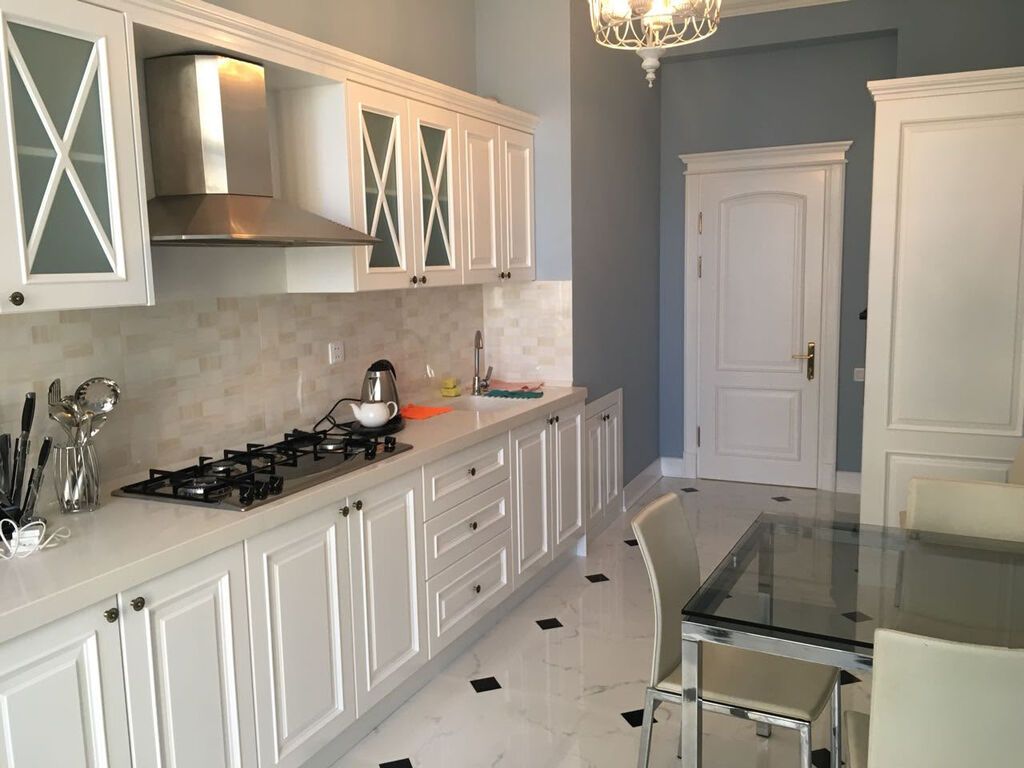 Şəhərin mərkəzində 3 otaqlı mənzil Mənzil 162 kv.m sahəyə malikdir