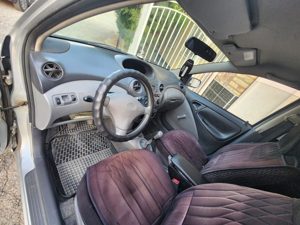 Toyota Yaris: 2001 г., Механика, Бензин, Хэтчбэк — фото 3