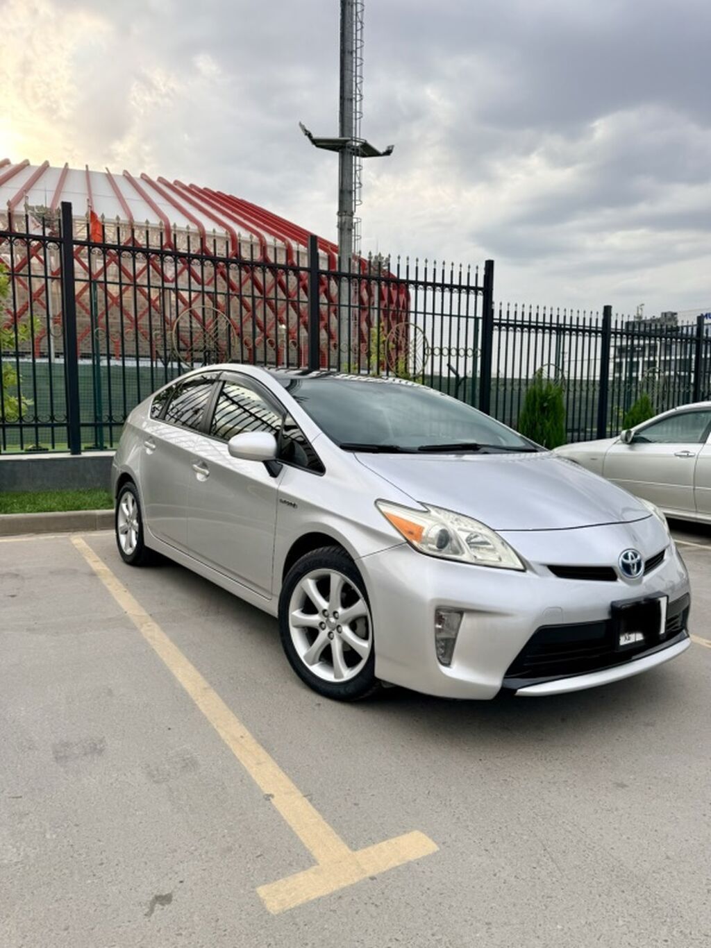 Toyota Prius: 2013 г., 1.8 л, Автомат, Гибрид, Хэтчбэк: фото 1