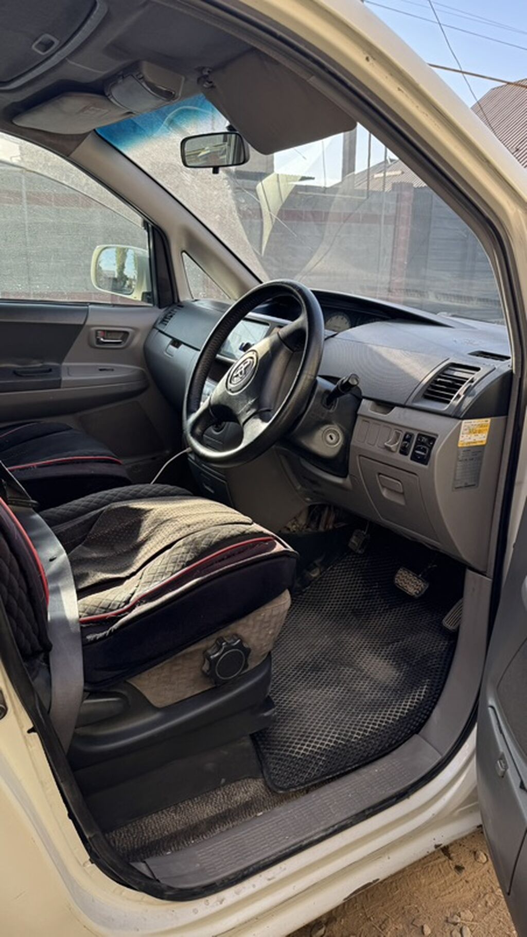 Toyota Noah: 2003 г., 2 л, Автомат, Бензин, Минивэн: фото 4