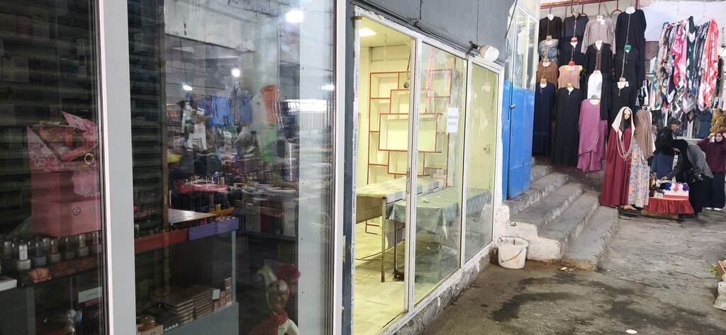 Zaqatala bazarinda magaza satilir. muxax bazari adlanan yerde teserfat
