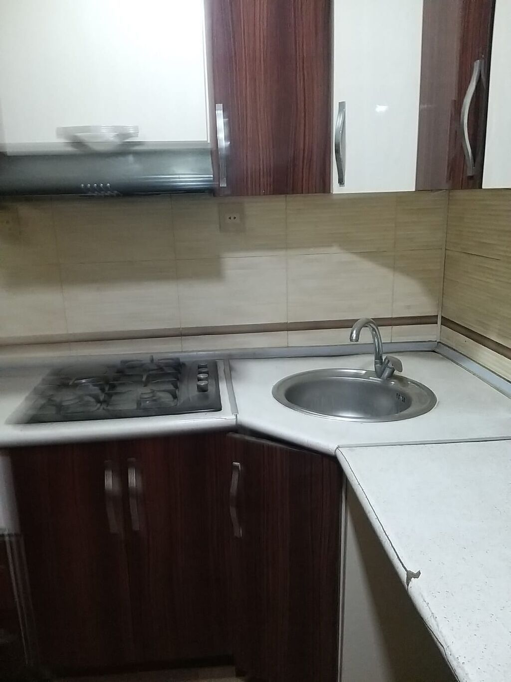 Azadliq prospekti metrosundan 10 deqiqelik mesafede 99 sayli mektebin