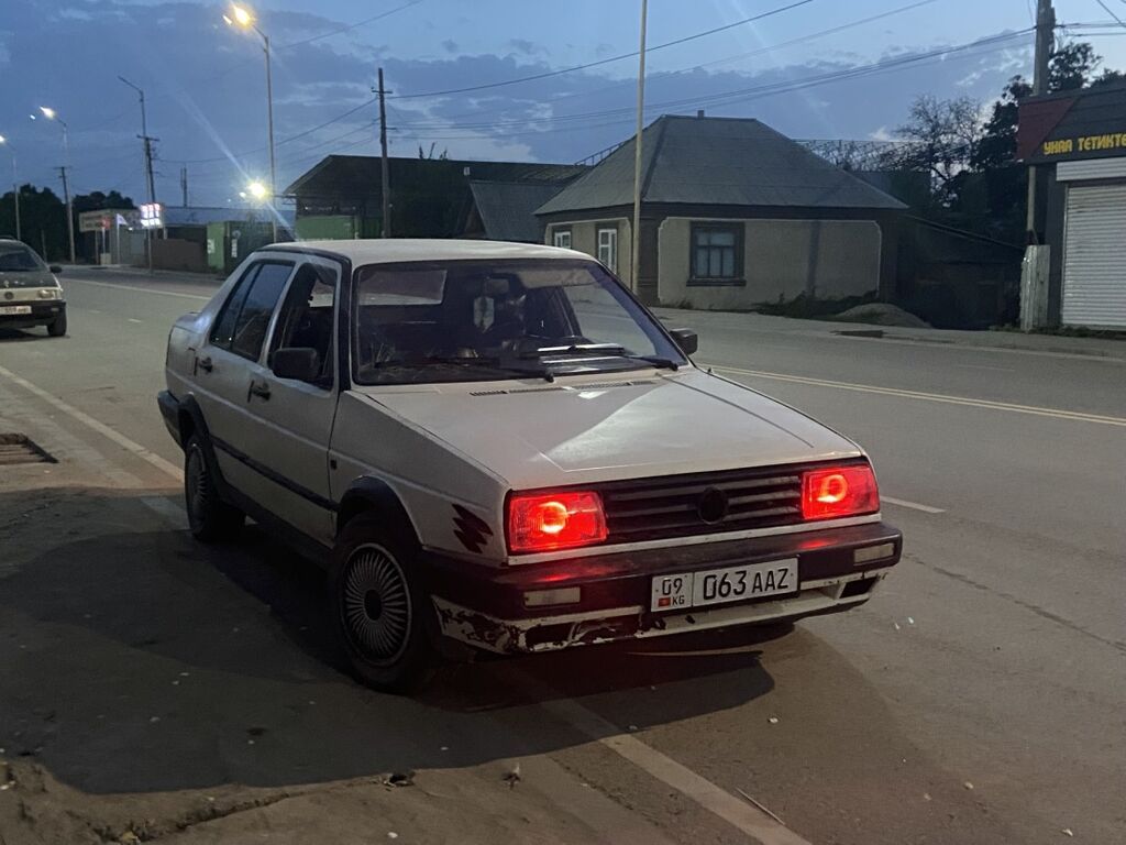 Volkswagen Jetta: 1990 г., 1.8 л, Механика, Бензин, Седан: фото 1
