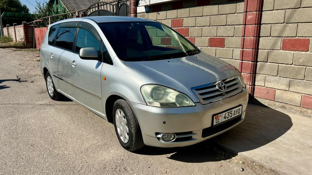 Toyota Ipsum: 2001 г., 2.4 л, Автомат, Газ, Минивэн: фото 1