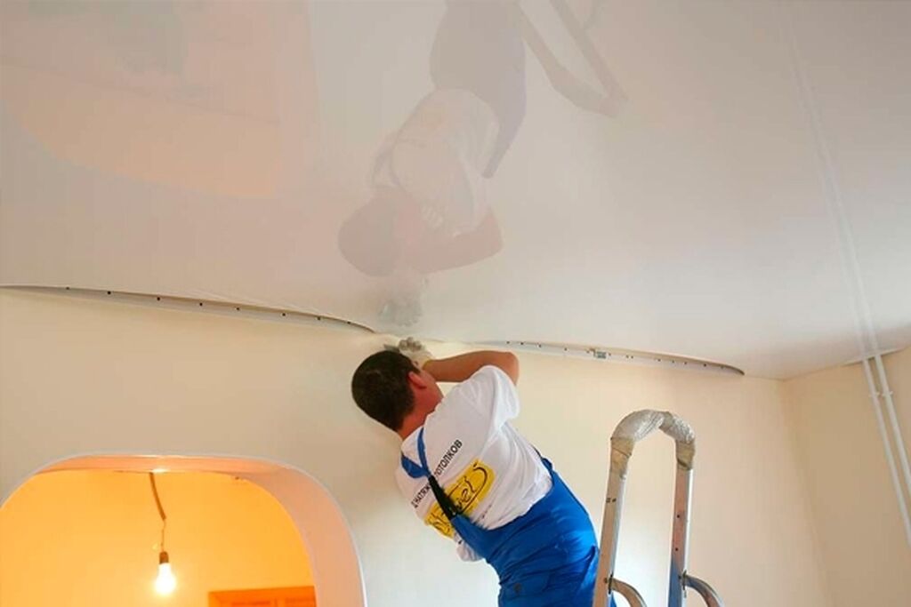 Двухуровневый потолок монтаж. Монтаж натяжных потолков технология. Двухуровневые натяжные потолки. Монтажная высота натяжного потолка. Ремонт натяжного потолка после.