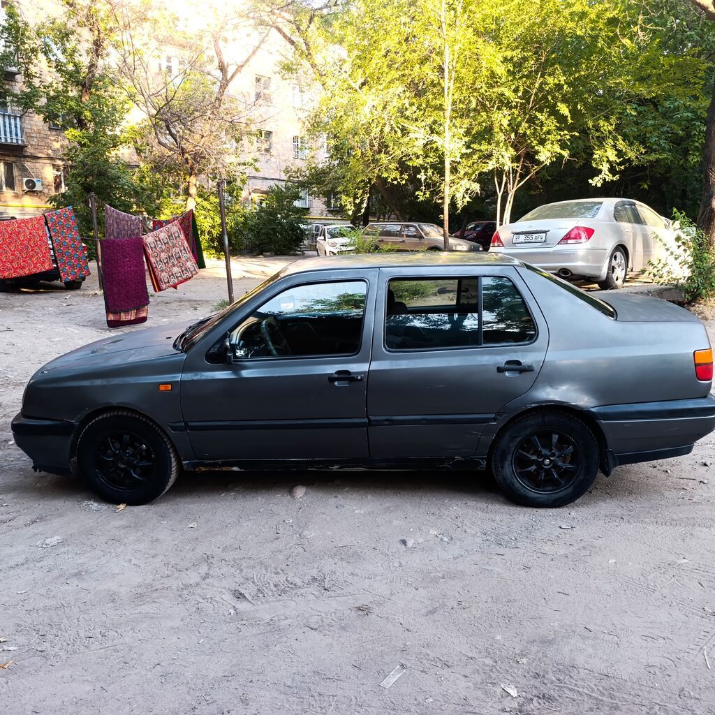 Volkswagen Vento: 1992 г., Механика, Седан: фото 3
