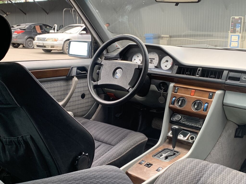 Mercedes-Benz E-Class: 1988 г., 2.3 л, Автомат, Бензин, Седан — фото 4