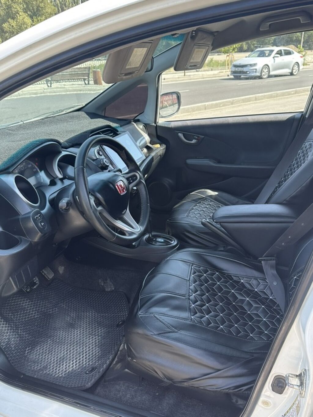 Honda Fit: 2010 г., 1.5 л, Автомат, Бензин, Хэтчбэк: фото 6