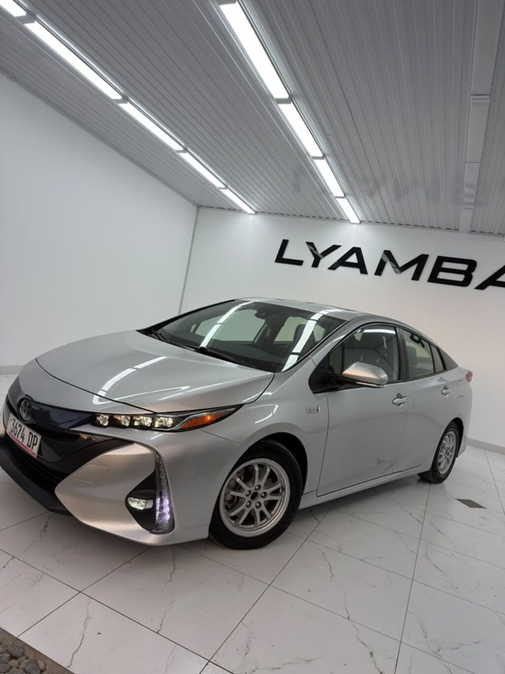Toyota Prius: 2020 г., 1.8 л, Вариатор, Гибрид, Хэтчбэк: фото 2
