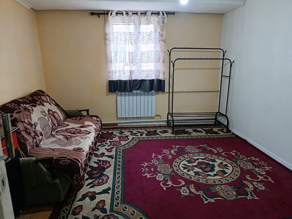 Сдаётся квартира. Что внутри: - Комната с окном, шторой и радиаторным: фото 2