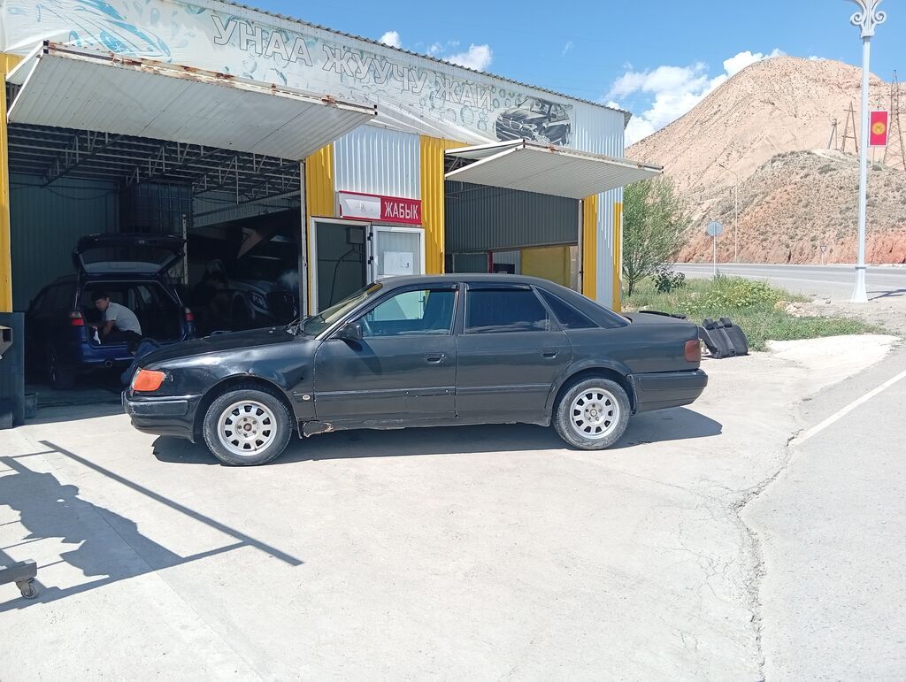 Audi S4: 1992 г., 2.3 л, Механика, Бензин, Седан: фото 2