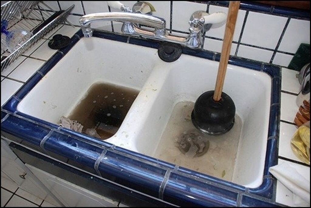 Сливать грязную воду. Засор в раковине в ванной. Прочистить засор в раковине. Засор в трубе. Прочистка засора в раковине на кухне.