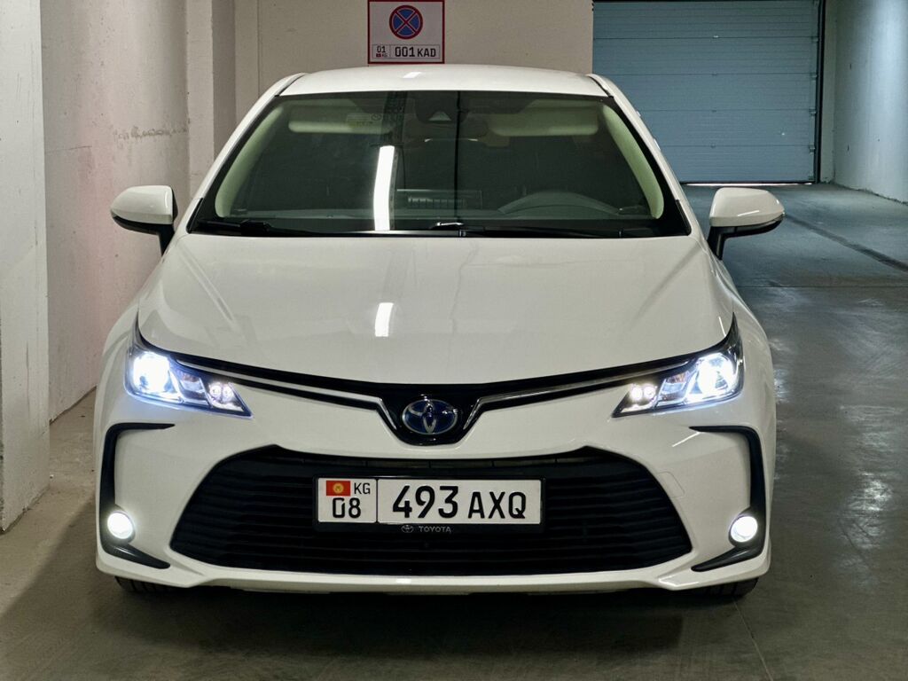 Toyota Corolla: 2021 г., 1.8 л, Вариатор, Гибрид, Седан — фото 3