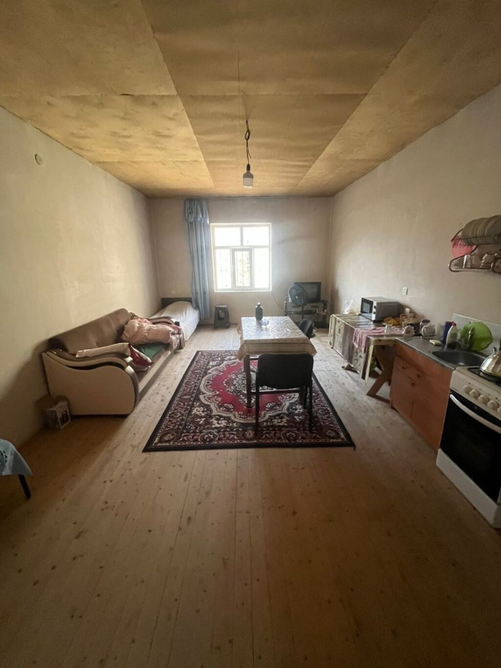 2 mərtəbəli daş tikili həyət evi - Tikinti materialı: qalın çay/şəhər