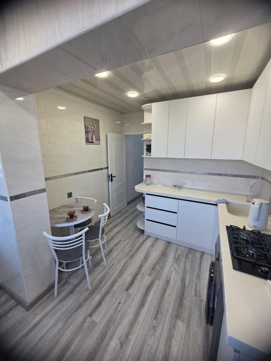 Bakı, Bakıxanov qəs., 3 otaqlı, Köhnə tikili, m. Neftçilər, 75 kv. m