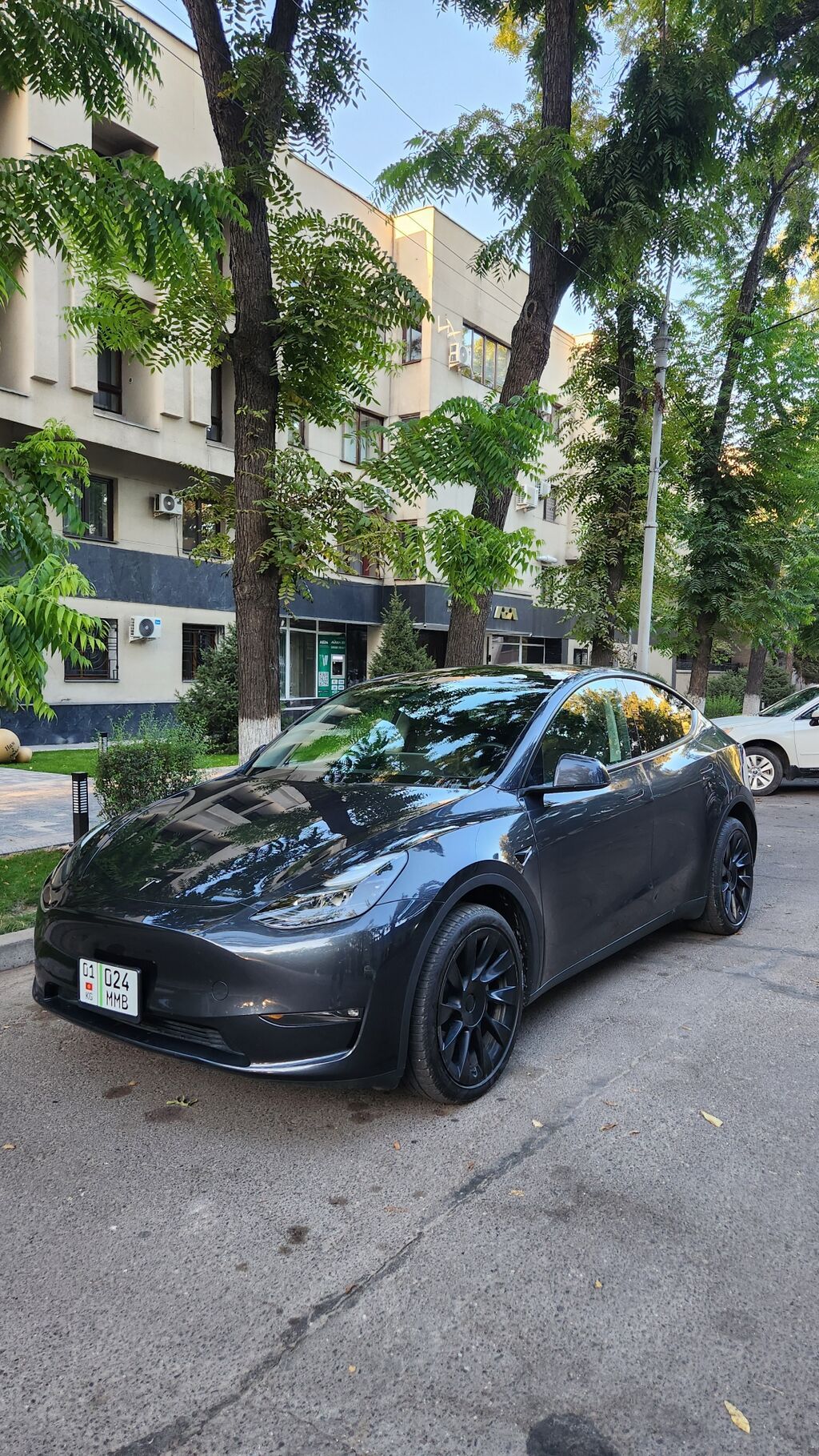 Tesla Model Y: 2024 г., Автомат, Электромобиль, Кроссовер: фото 3