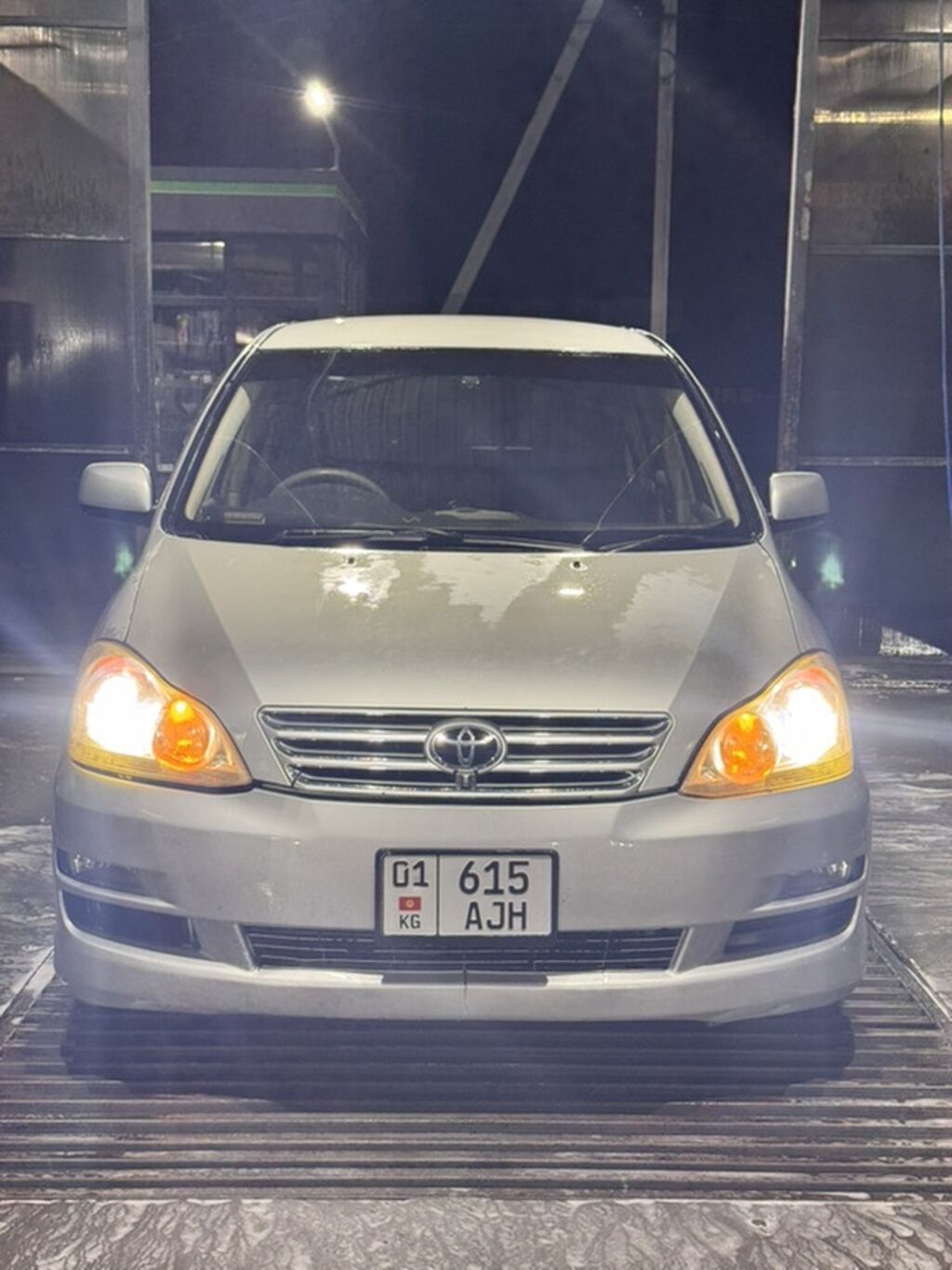 Toyota Ipsum: 2003 г., 2.4 л, Автомат, Бензин, Минивэн: фото 2