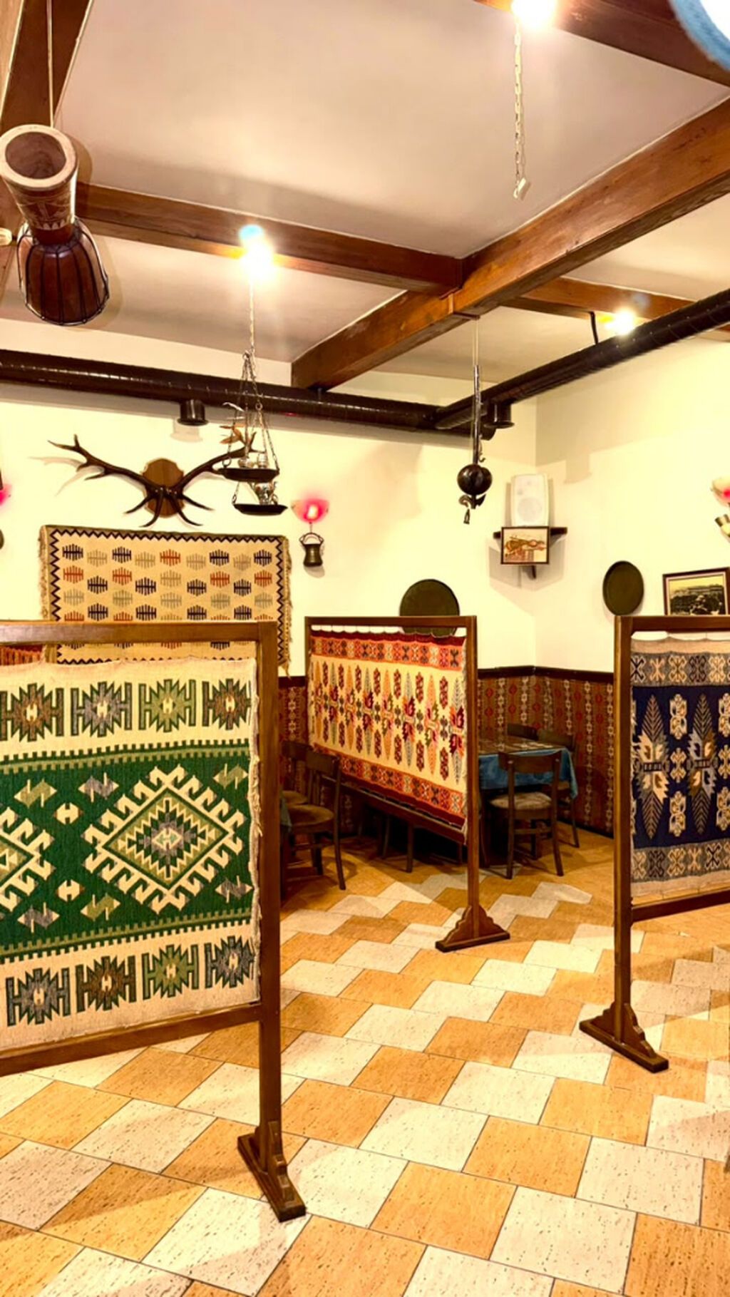 MƏRKƏZDƏ! 28 May m/st yaxınlığında 600 kv.m Hazır Restoran / Pub