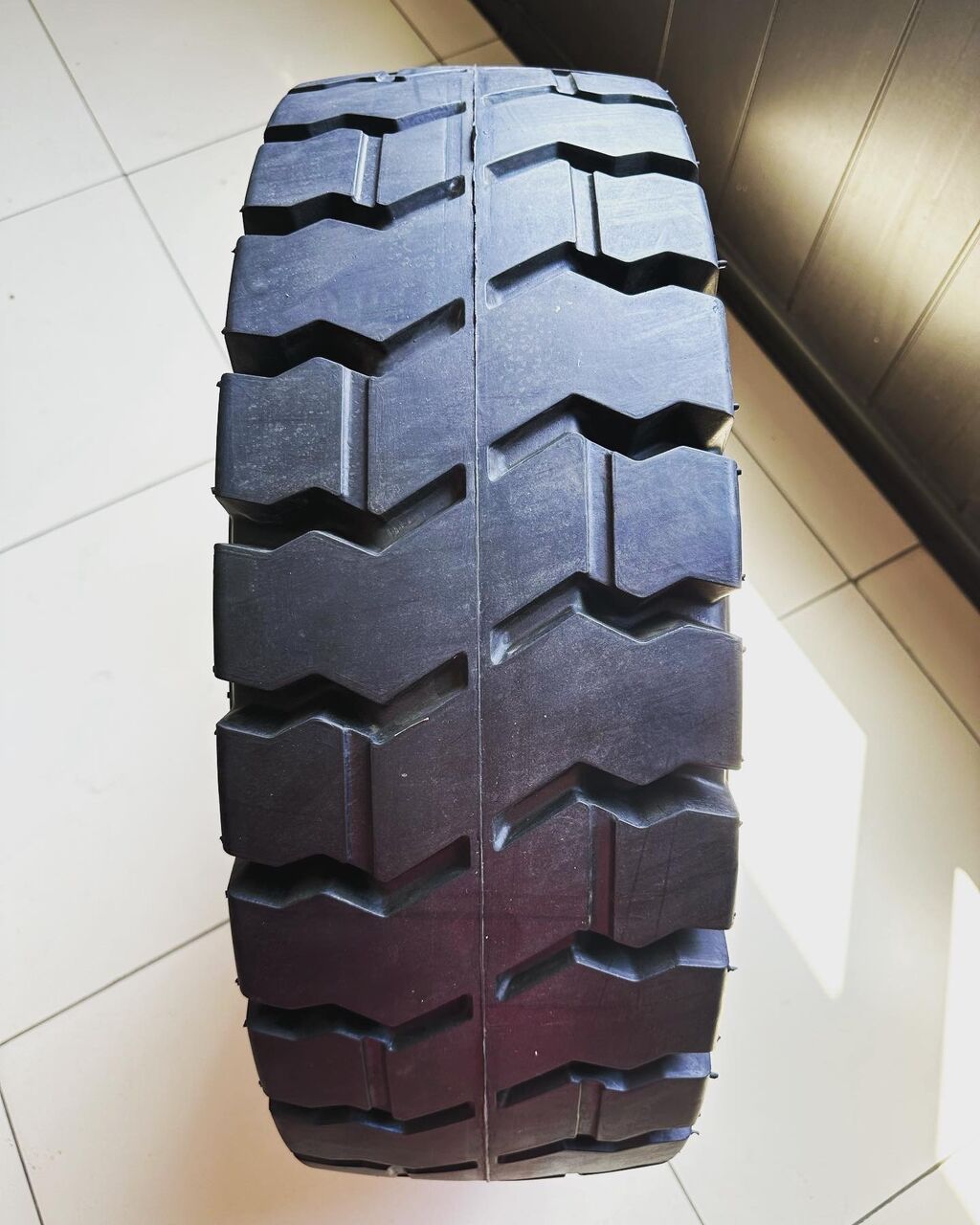 Цельнолитая шина 300-15 (315/70-15) (8.00) ARMOUR SP900 Armour Tyres: фото 2