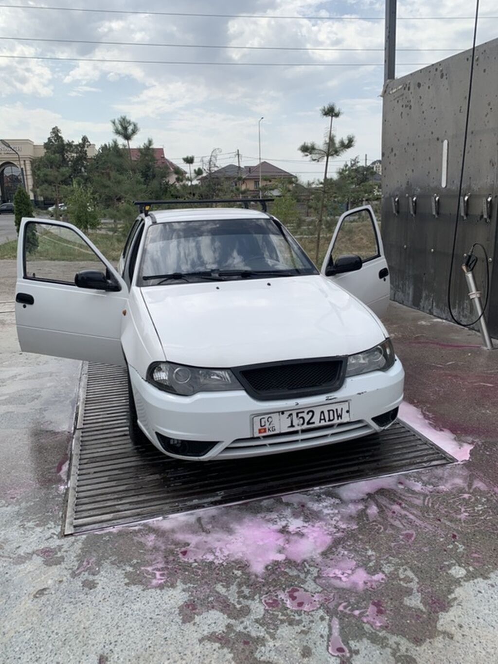 Автомобиль седан белого цвета с передним приводом. 4 двери, кузов с: фото 1