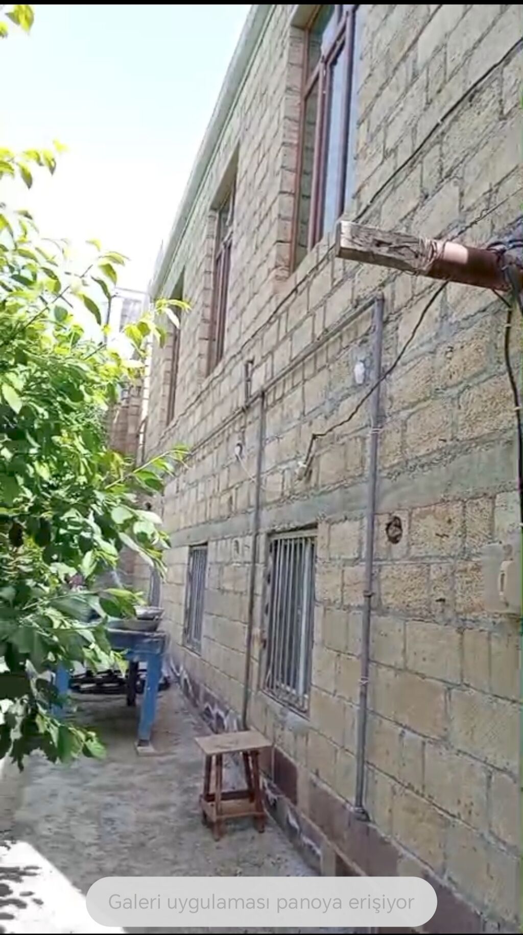 GÖY GÖL ŞƏHƏRİ POÇTUN YANI KAFE 500 YANI TƏRƏFDƏ YARI TİKİLİ EV