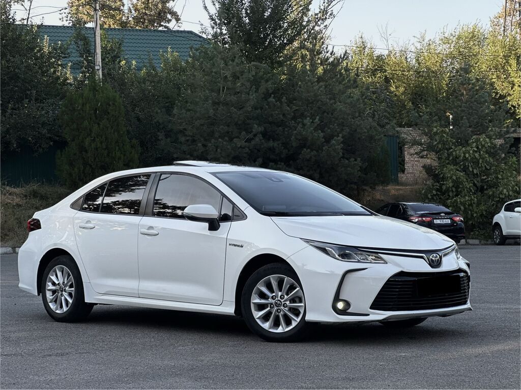 Toyota Corolla: 2019 г., 1.8 л, Вариатор, Гибрид, Седан: фото 1