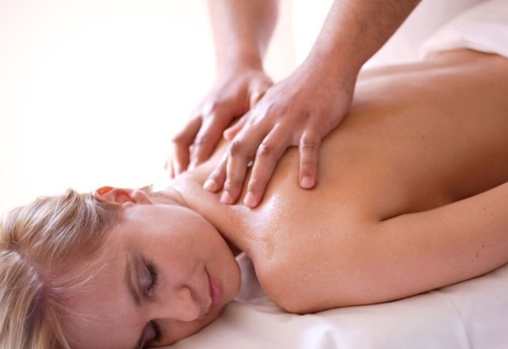 Массажные частные. Лимфодренажный массаж груди. Стоун массаж лица. Николас массаж. Как делать массаж спины мужчине расслабляющий.