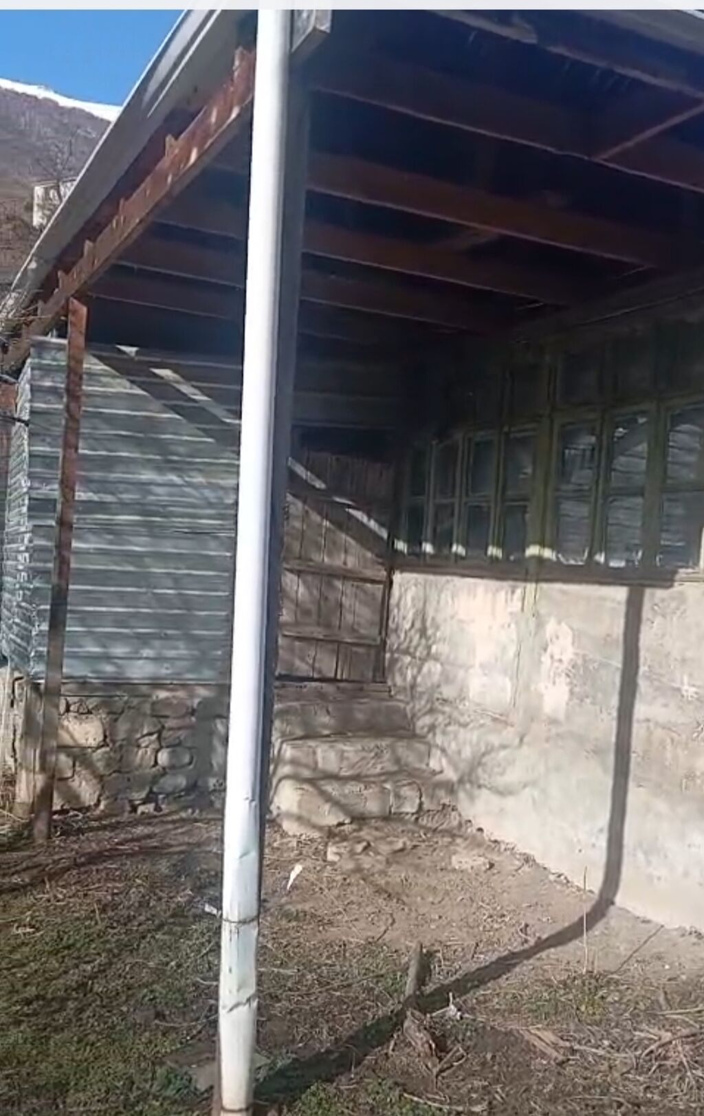 Dağ kəndində yerləşən həyətyanı torpaq sahəsi və köhnə tikili