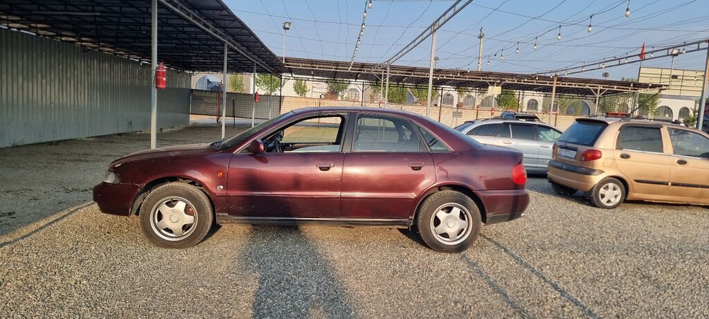 Audi A4: 1999 г., 1.6 л, Механика, Бензин, Седан: фото 3
