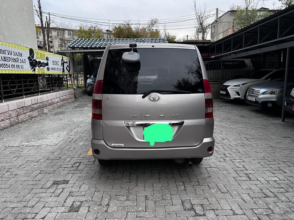 Toyota Noah: 2003 г., Автомат, Бензин, Минивэн: фото 1
