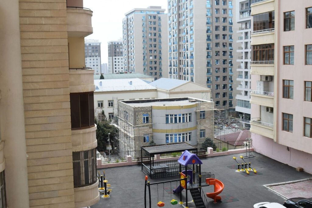 28may metrosu və Baku Medical Plaza yaninda 3 otaqli əla təmirli