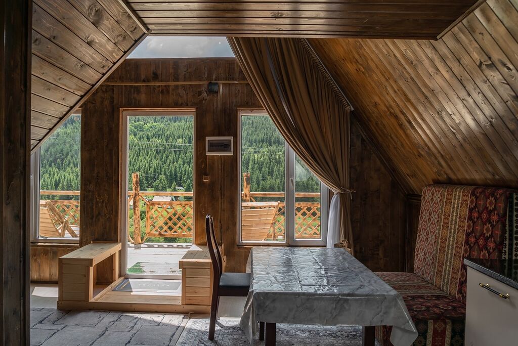 А‑образные домики в горах с панорамными террасами - Современные: фото 6