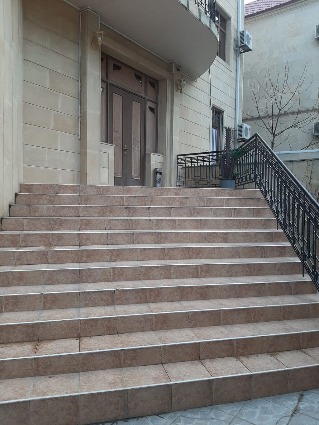 T. Əliyev küçəsində. Mülkiyyətdə 650m² olan. 7 sotda 4mərtəbəli 8