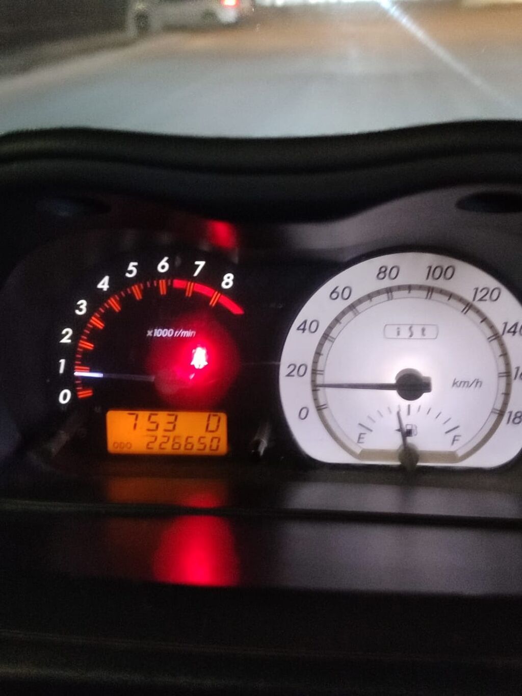 Toyota Ist: 2003 г., 1.5 л, Автомат, Бензин: фото 2