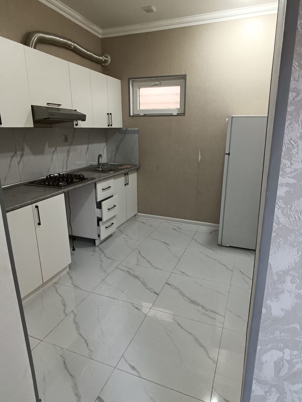 2 otaqlı mənzil – işıqlı və səliqəli planlama - Geniş zal: divar