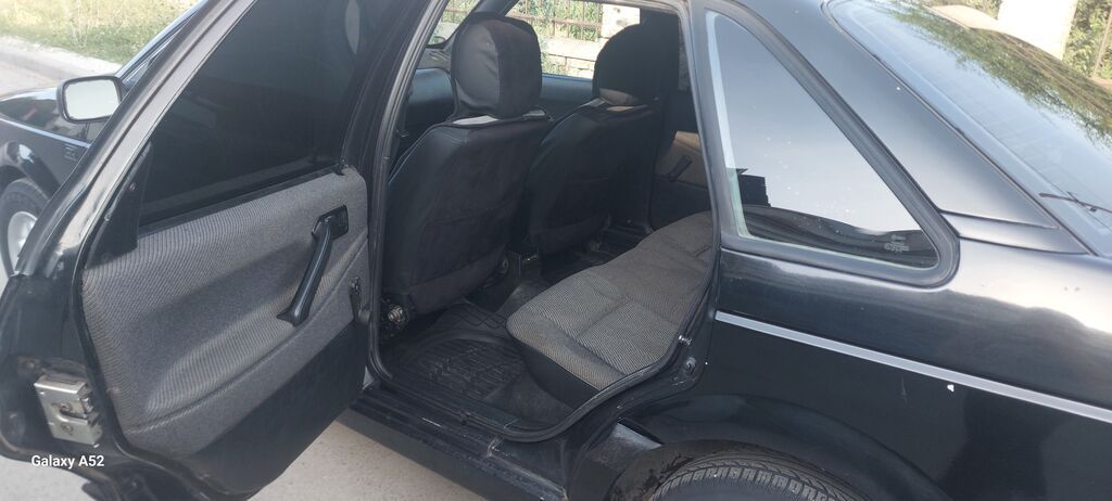 Volkswagen Passat: 1990 г., 1.8 л, Механика, Бензин, Седан: фото 3