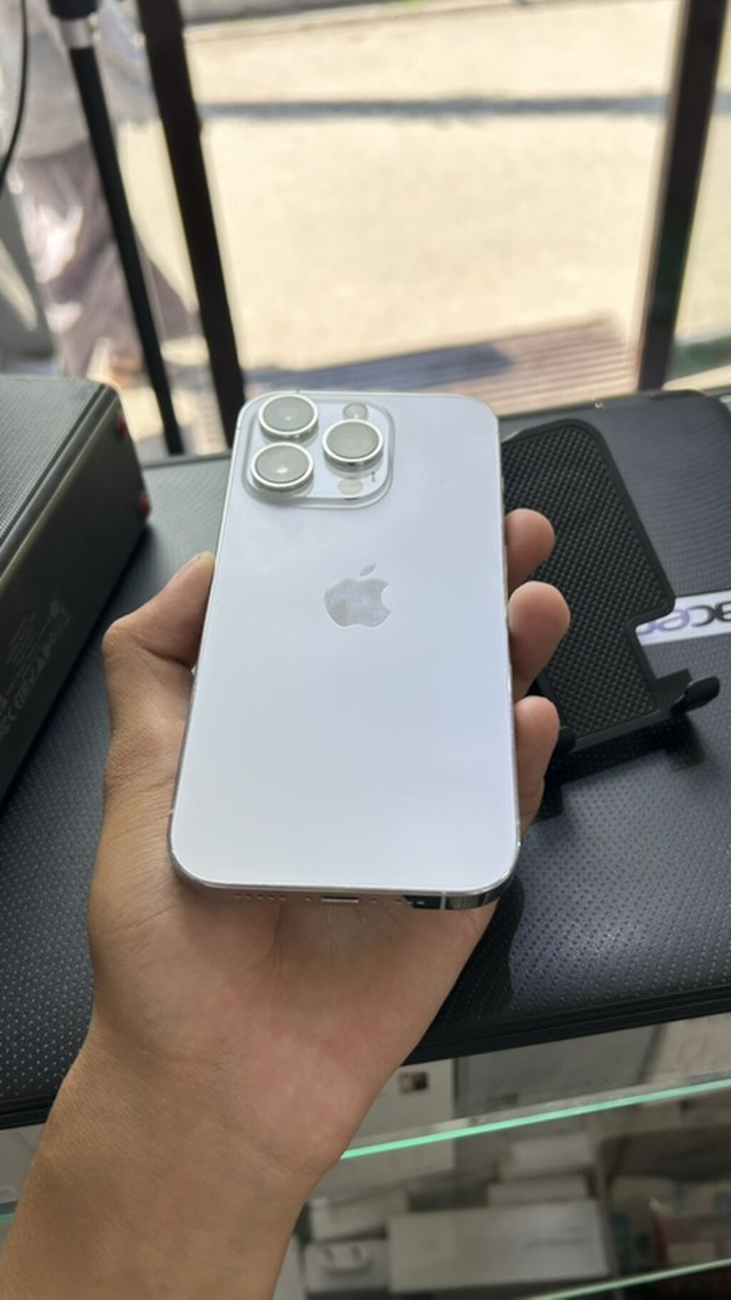 IPhone 14 Pro, Б/у, 128 ГБ, Серебристый, Защитное стекло, Чехол, 77 % — фото 3