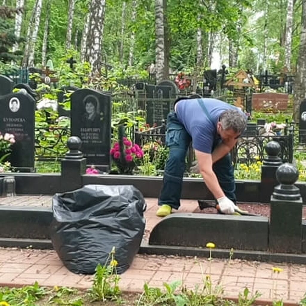 Можно посещать кладбище день рождения покойного ?. Борисоглебское кладбище воронежской области. Бабушка на кладбище. Пустой человек памятник. Можно ли чистить могилы.